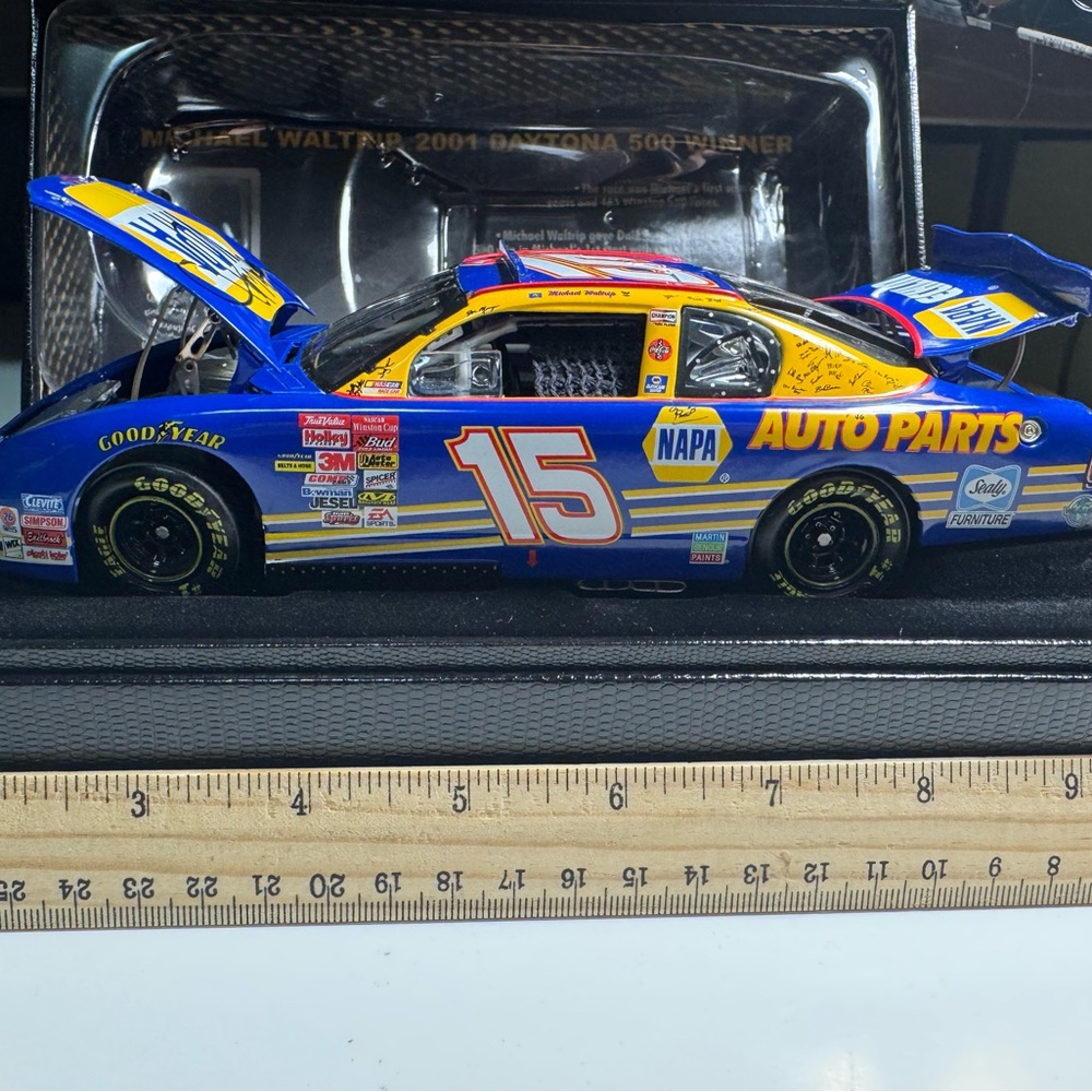 NASCAR Autographed Michael Waltrip Napa Daytona Raced 2001  Elite model 1:24 - Picture 6 of 8